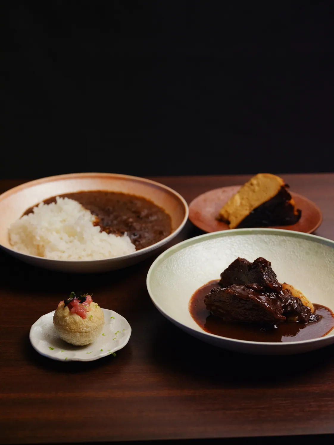 テーブルに並べた4品の料理